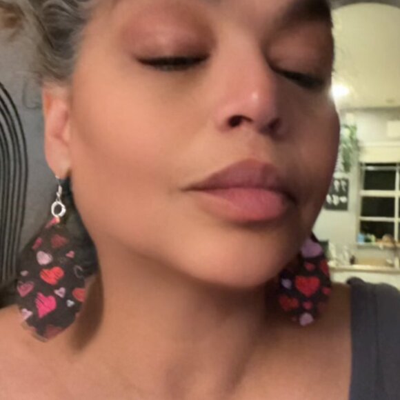 Heartbeat Chic: Stylish Teardrop Earrings! 💖✨ - Picture 3 of 3